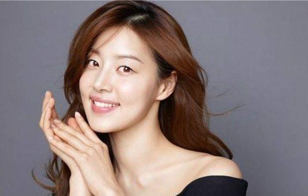 Tình cũ Lee Dong Gun mang thai con đầu lòng sau 10 năm kết hôn