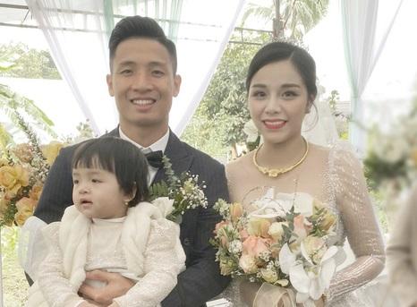 Đám cưới Bùi Tiến Dũng ở Hà Tĩnh: Cô dâu Khánh Linh và bé Sushi là tâm điểm