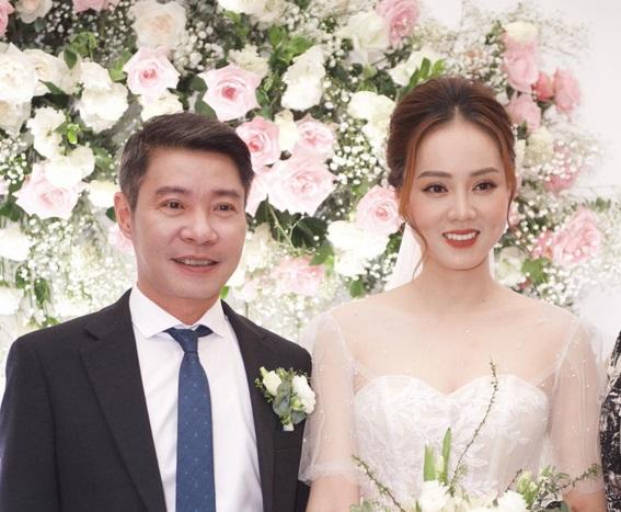 Hai con NS Công Lý đồng hành và chân thành chúc phúc cho bố trong đám cưới