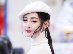 Địch Lệ Nhiệt Ba gây sốt khi nhận xét nhan sắc bản thân