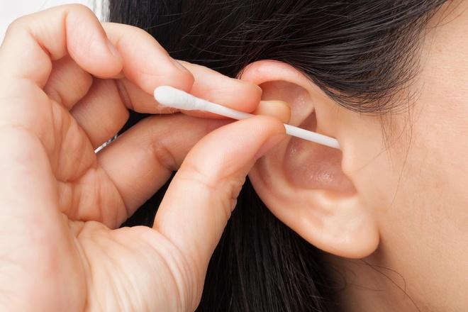 Vì sao bác sĩ khuyên không nên lấy ráy tai?