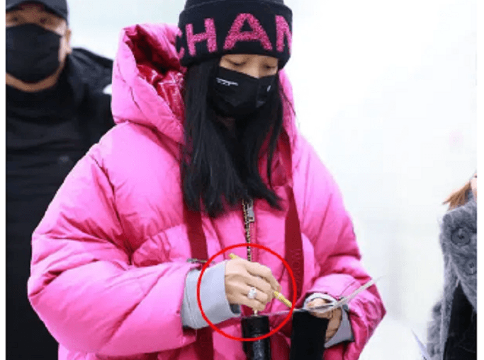 Hậu tin đồn chia tay Lộc Hàm, Quan Hiểu Đồng đeo nhẫn kim cương khủng