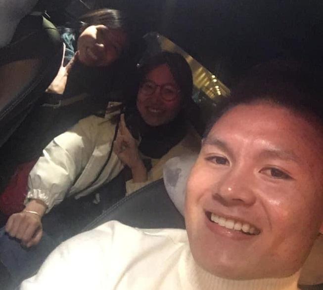 Quang Hải cho 2 cô gái quá giang trên chiếc Mẹc nổi tiếng MX một thời