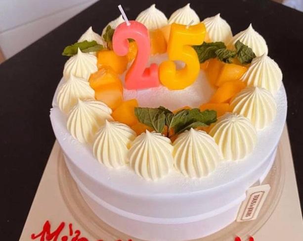 Nam Em khoe bánh sinh nhật bạn trai tặng, không quên nhắc khéo Trường Giang