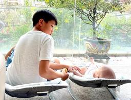 Hồ Ngọc Hà tung khoảnh khắc đáng yêu "chuẩn anh cả" của Subeo bên hai em