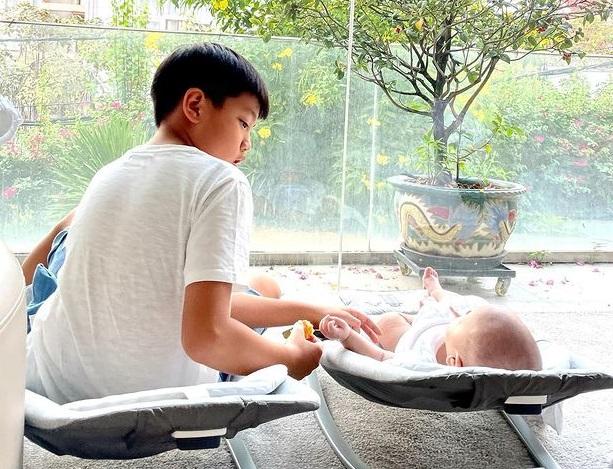 Hồ Ngọc Hà tung khoảnh khắc đáng yêu "chuẩn anh cả" của Subeo bên hai em