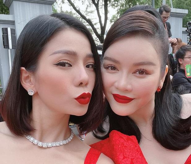 Lệ Quyên đọ sắc, khoe kim cương bên Lý Nhã Kỳ