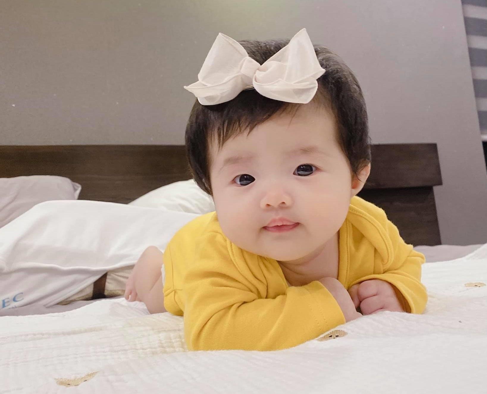 Đông Nhi khoe loạt ảnh cận mặt con gái Winnie
