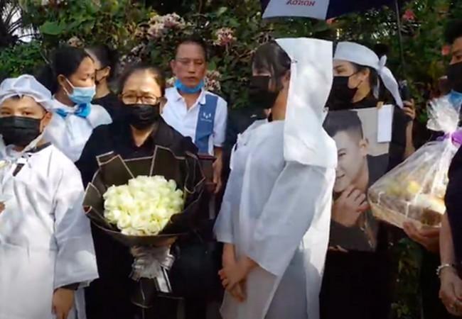 Tang lễ cố ca sĩ Vân Quang Long: Người để tang lại là vợ cũ