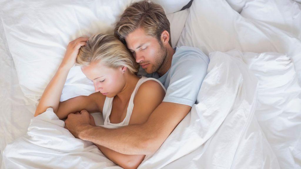 10 tư thế ngủ tiết lộ chính xác tình trạng mối quan hệ của các cặp đôi