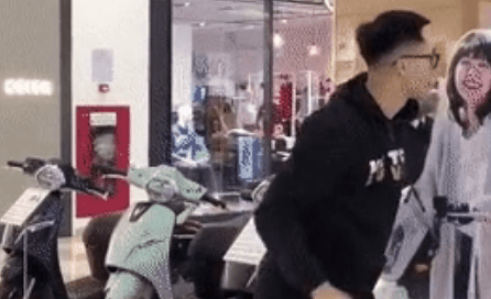 Khoảnh khắc anti-fan có hành động thiếu tôn trọng với hình ảnh của Hải Tú gây tranh cãi