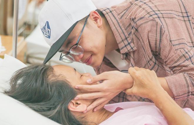 Thí sinh Giọng hát Việt nhí chạy show kiếm tiền nuôi mẹ chạy thận