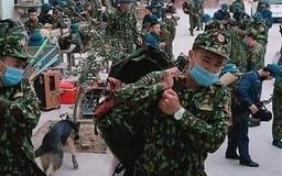 Bộ đội lên rừng dựng lều nhường doanh trại cho dân cách ly