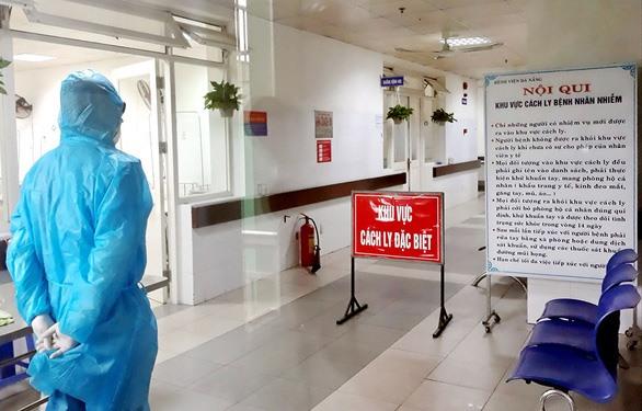 Gội đầu cho bệnh nhân 1723, nữ nhân viên mắc Covid-19