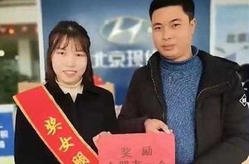 Mua ô tô dịp Tết, chàng trai bốc thăm may mắn trúng luôn cô người yêu