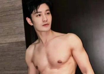 Thân hình 6 múi ở tuổi 45 của Huỳnh Hiểu Minh làm nóng Weibo