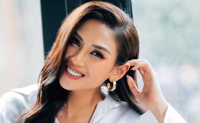Siêu mẫu Võ Hoàng Yến bất ngờ khoe chuyện đã có chồng