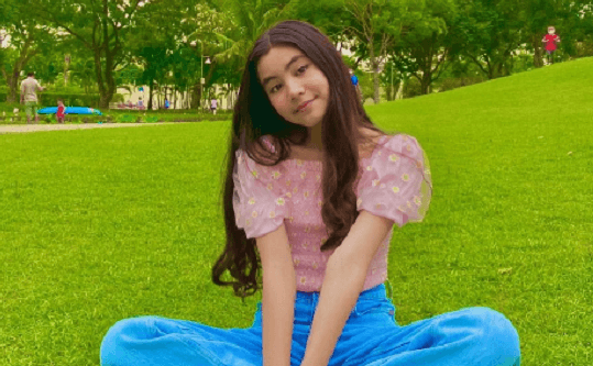 Hạt Dẻ - gái út nhà Quyền Linh 13 tuổi cao gần 1m7, thần thái hơn người