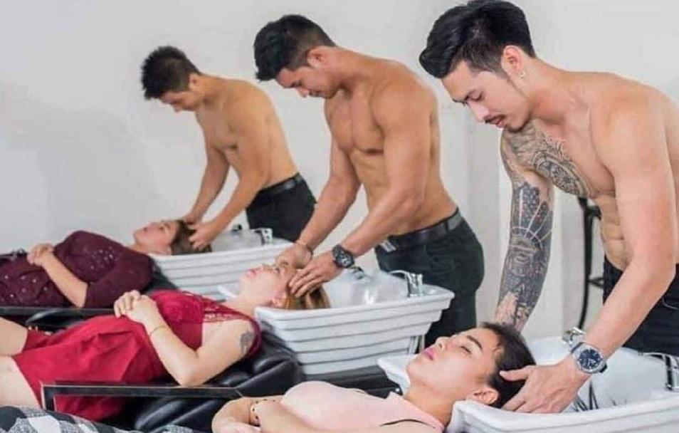 Đi làm tóc ăn Tết, chị em "mất hết liêm sỉ" vì dàn trai đẹp 6 múi lộ thiên