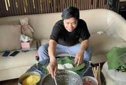 Công Phượng gói bánh tét nhưng dân tình chỉ quan tâm đến... cách luộc bánh