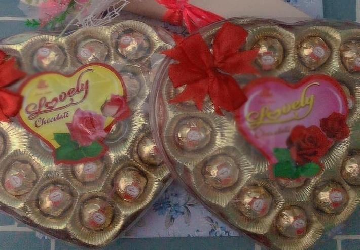 Thanh niên đem Socola hạ từ ban thờ đi tặng bạn gái nhân ngày Valentine