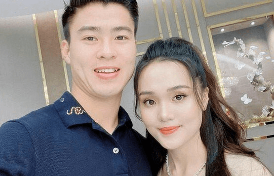 Vợ Duy Mạnh gây tranh cãi khi khoe ảnh chơi "bầu cua tôm cá" ngày Tết