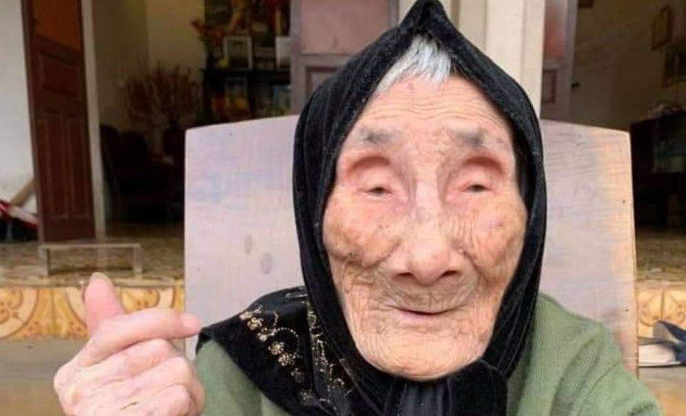 Hà Nam: Cụ bà 108 tuổi xem thời sự bằng iPad, tạo dáng "thả tim" chụp ảnh