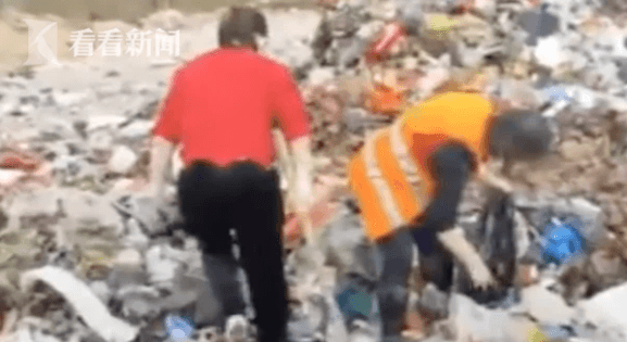 Lý do người phụ nữ giàu có đi bới đống rác cả tấn đúng sáng mùng Một Tết