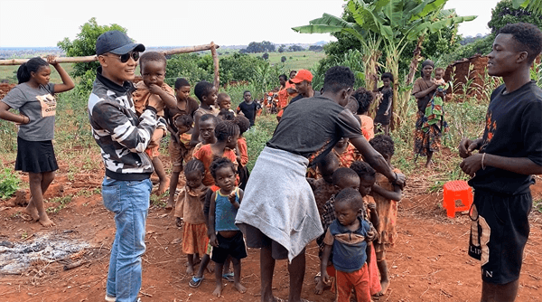 Chàng trai Việt làm từ thiện tại Châu Phi được nhắc đến nhiều nhất dịp Tết