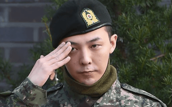 Sang như G-Dragon: Để thẻ tín dụng sẵn ở quầy hàng cho bạn bè tha hồ "quẹt"