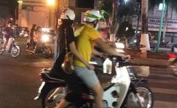Công Vinh - Thủy Tiên giản dị đèo nhau trên xe máy