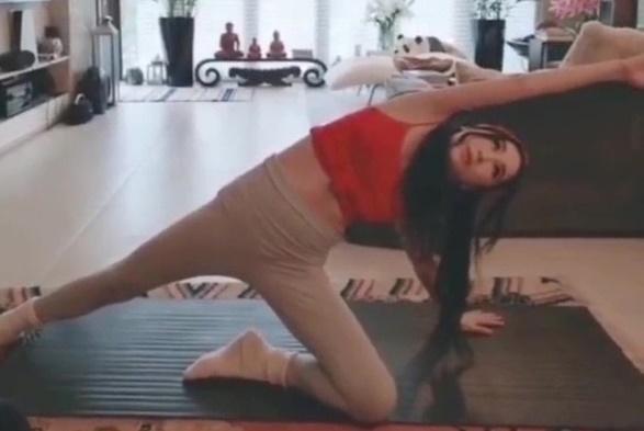 Ôn Bích Hà diện croptop tập yoga khoe trọn vóc dáng gợi cảm ở tuổi 55