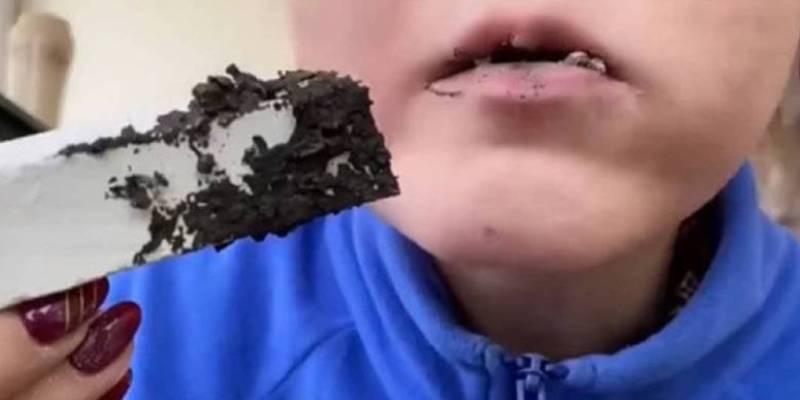 Giới trẻ Trung Quốc đổ xô đi mua đất về để livestream... ăn đất