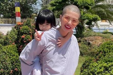 Lộ hình ảnh mỹ nhân 6 con đình đám showbiz Việt gầy guộc với đầu cạo trọc