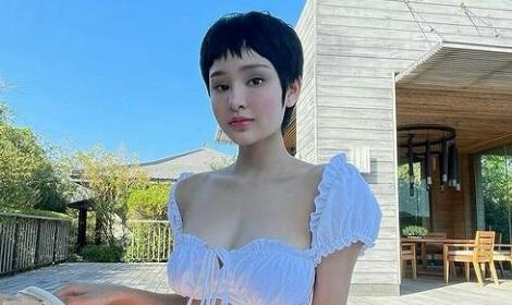 Hiền Hồ gia nhập đường đua bikini sau Tết "mặt học sinh, body phụ huynh"