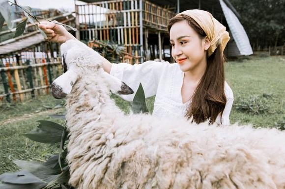 Bà Tưng tái xuất, dân mạng phán: "Ngựa quen đường cũ"