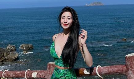 "Hot girl bánh tráng trộn" lần đầu lộ ảnh diện áo tắm sau 8 năm nổi tiếng