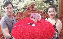Thấy vợ buồn, anh chồng liền tặng 500 bông hồng trước thềm ngày 8/3