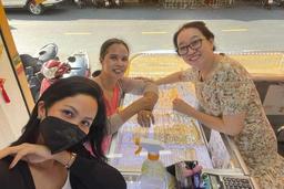 H'Hen Niê mua vàng tặng mẹ ngày 8/3, bố phụ trách nấu ăn