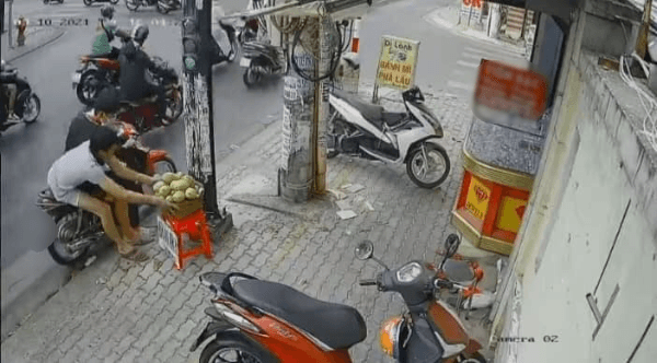 3 thanh niên ăn trộm rổ xoài của người bán hàng rong