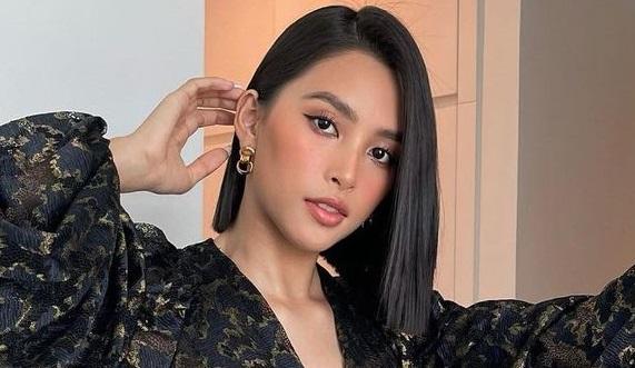 Hoa hậu Tiểu Vy diện váy đẹp, make up kiêu sa để đi ăn...hủ tiếu