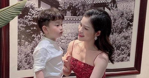 Vợ cũ "mỉa mai" Việt Anh, nói con trai giống gen bố nên hay "rủ gái về"