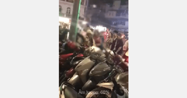 Dân mạng tranh cãi việc chồng thẳng tay đánh vợ trên phố đi bộ Hồ Gươm