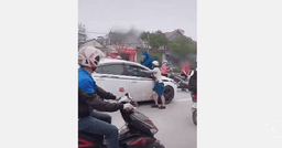 Nghi chồng ngoại tình, vợ liều mình đu trên nóc capo đập cửa kính gào thét