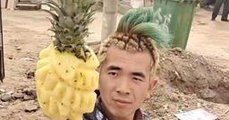 Thanh niên gây sốt MXH với màn hút khách cực độc "bán dứa cắt đầu quả dứa"