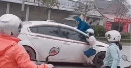 Vụ lên nắp capo đánh ghen ở Vĩnh Phúc: Người vợ nhảy vào túm tóc, đạp "tiểu tam" túi bụi