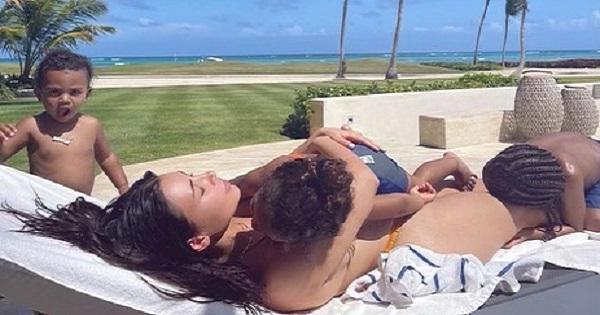 Hậu ly hôn, Kim Kardashian tươi tắn đưa các con đi nghỉ