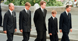 Chỉ một bức ảnh cũng thấy được tình cảm đặc biệt của Hoàng thân Philip dành cho hai cháu William và Harry