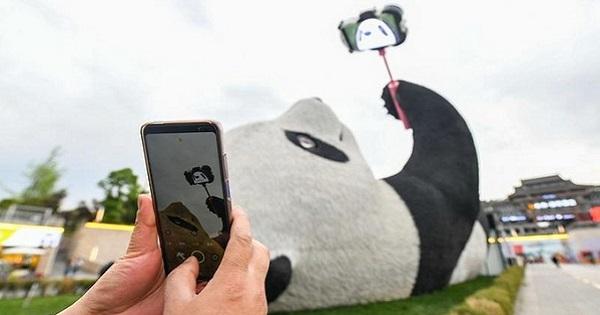 Tượng gấu trúc 130 tấn "nằm ngửa selfie" gây sốt ở Trung Quốc