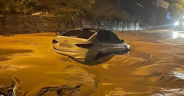 Bình Thuận: Mưa lớn làm cát chảy tràn xuống đường "chôn" luôn xe hơi